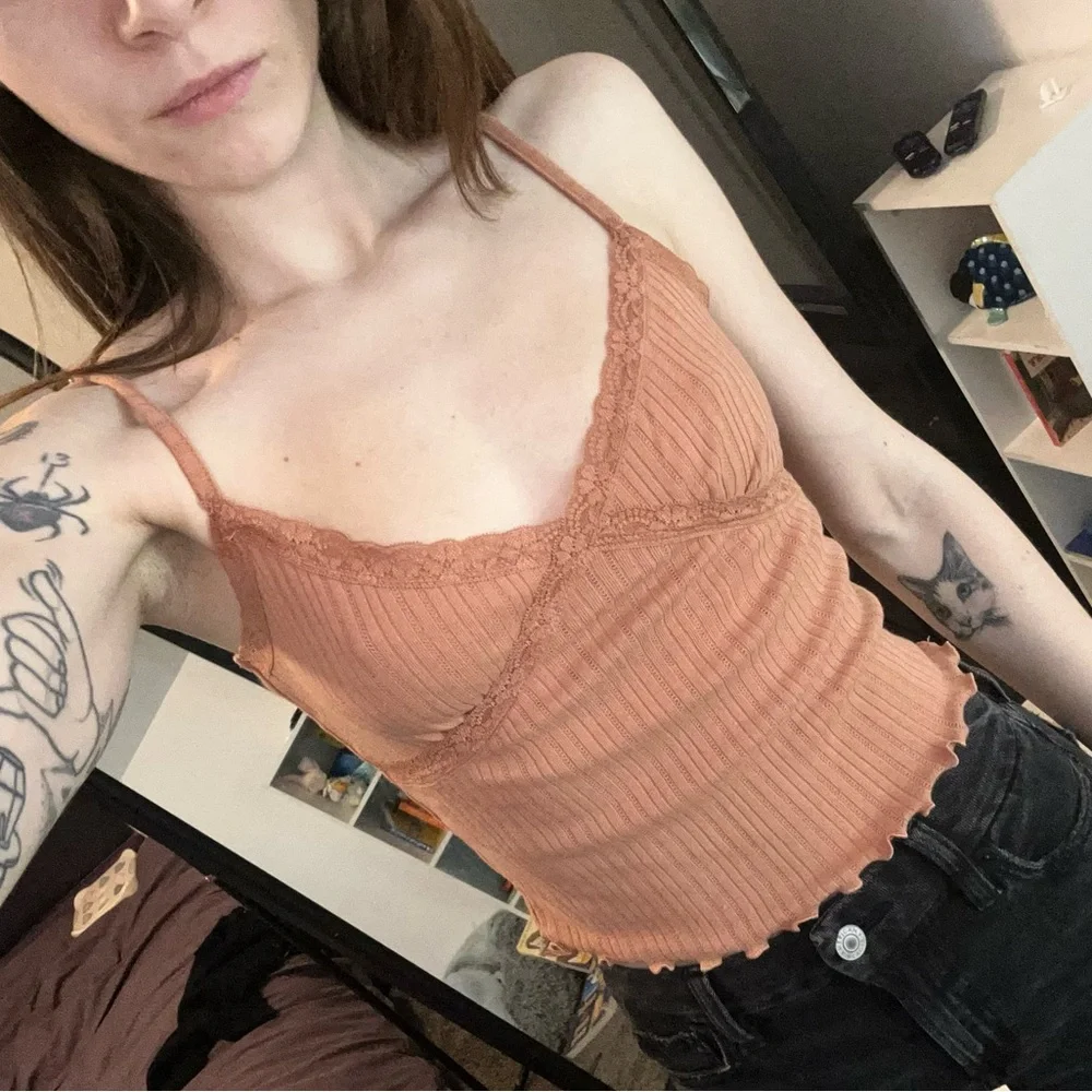 V Neck Lace Detail Adjustable Strap Spaghetti Strap Cropped Tank Top - Picture 2 of 6